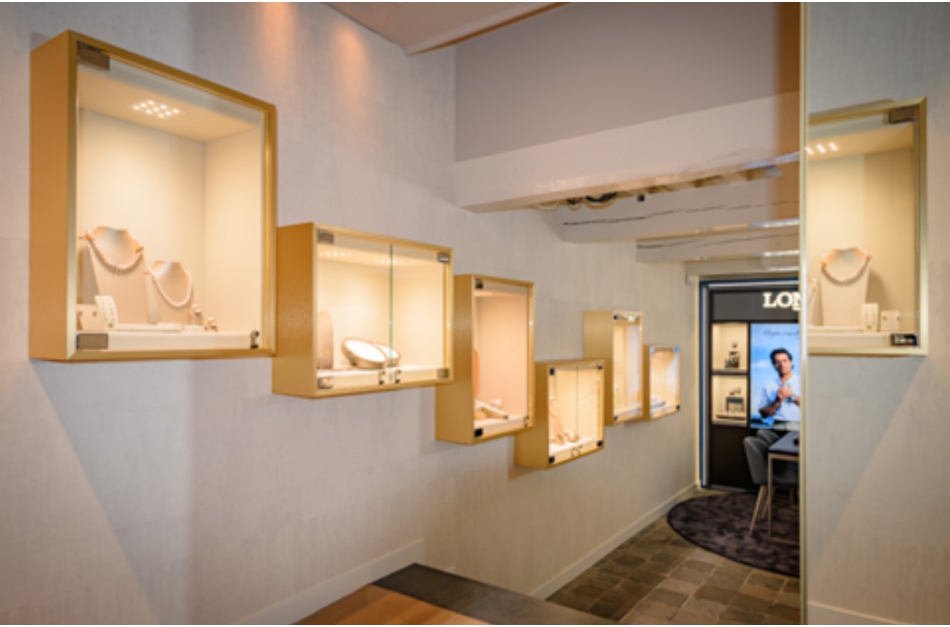Gouden wandvitrines in de vernieuwde winkel