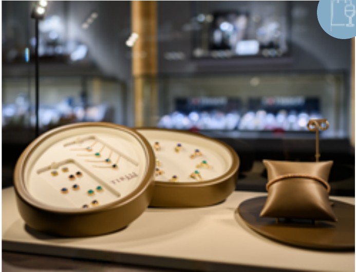 Sieradencollectie in de vitrine